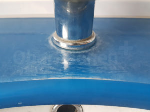 OberflächenPlus - Beschichtung von Waschbecken, Glasfläche und Wasserhahn vorher